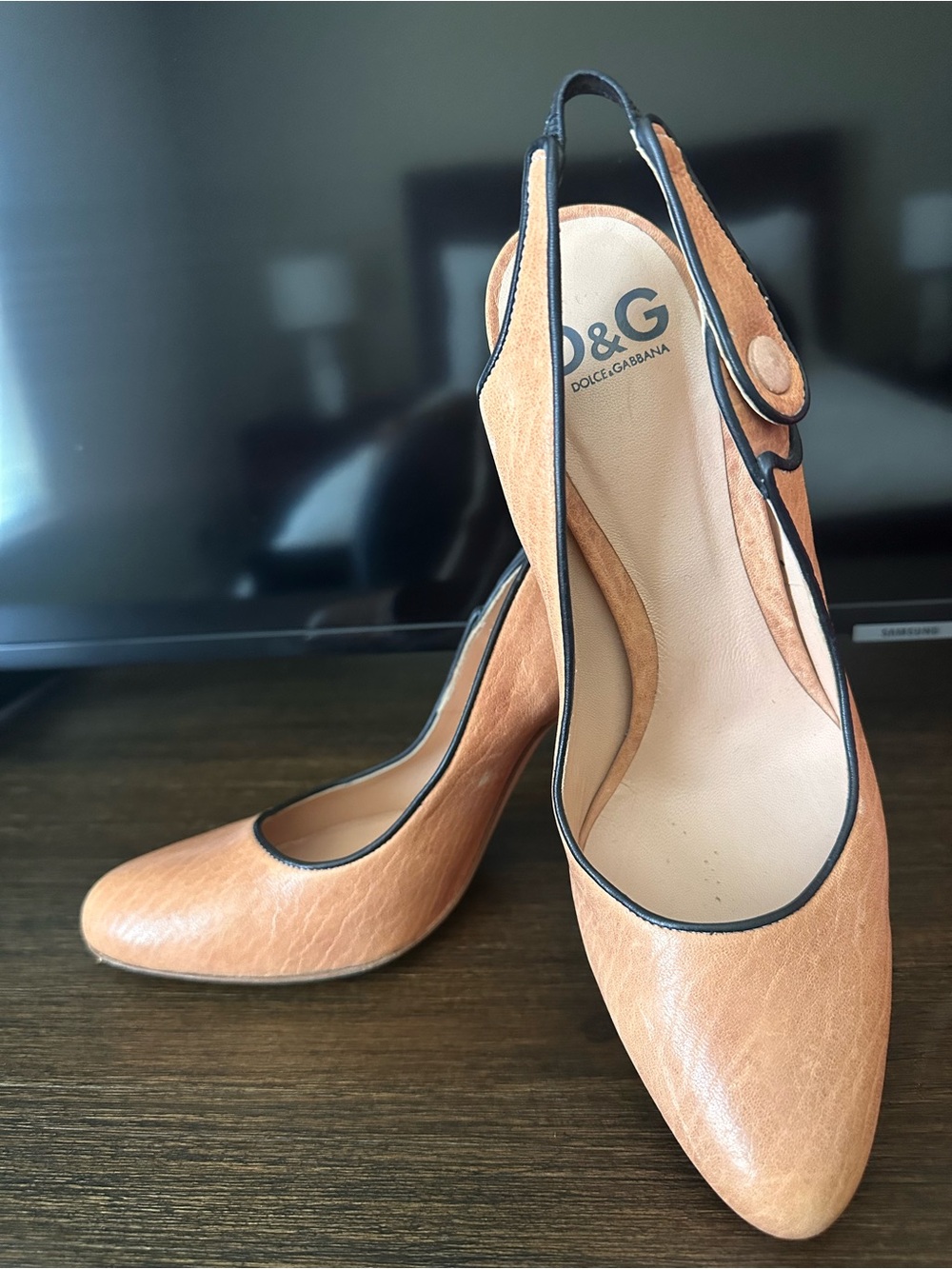 Dolce & Gabbana Peach and Black Slingback Pumps - Picture 2 of 9